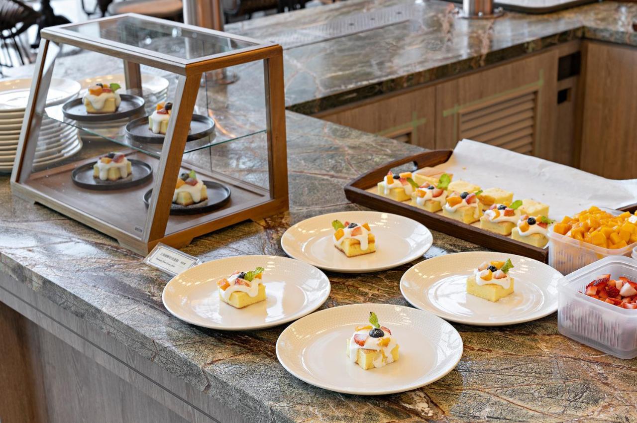 Hualien Farglory Hotel Yanliau Luaran gambar A buffet of desserts