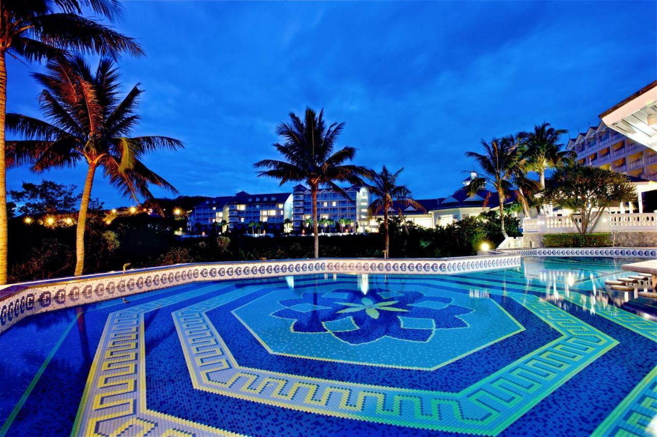 Hualien Farglory Hotel Yanliau Luaran gambar The pool at the Royal Garden Villas